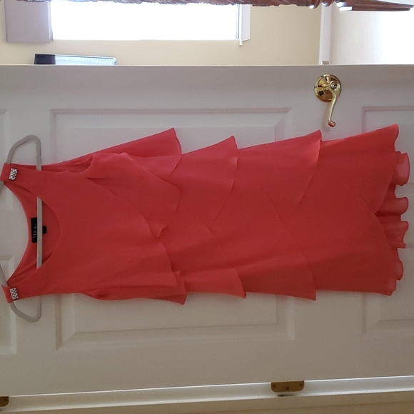 Beautiful flowy coral dress - Picture 2 of 7